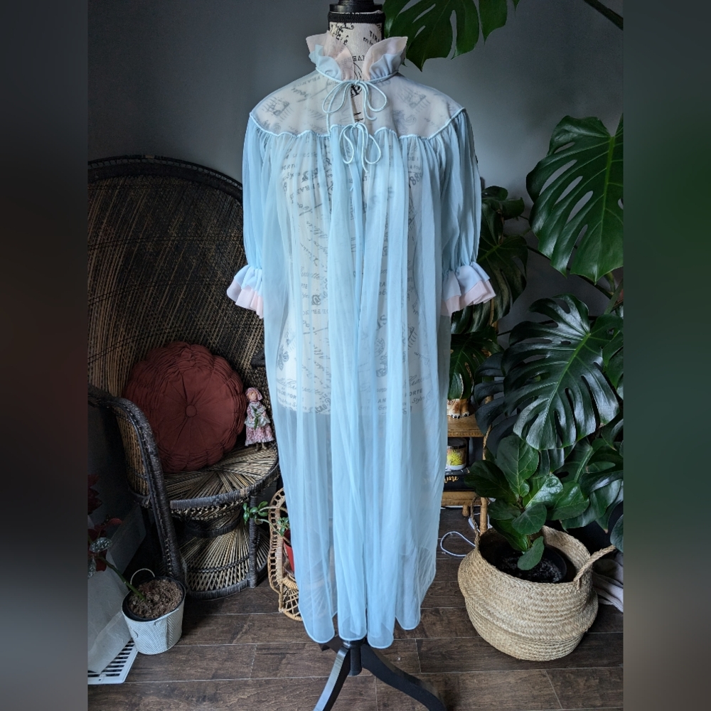 Vintage 1960s Womens Chiffon Baby Blue Floaty Nightgown Robe Size S/M